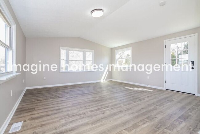 Building Photo - Available in June! Fully Renovated 4 Bedro...