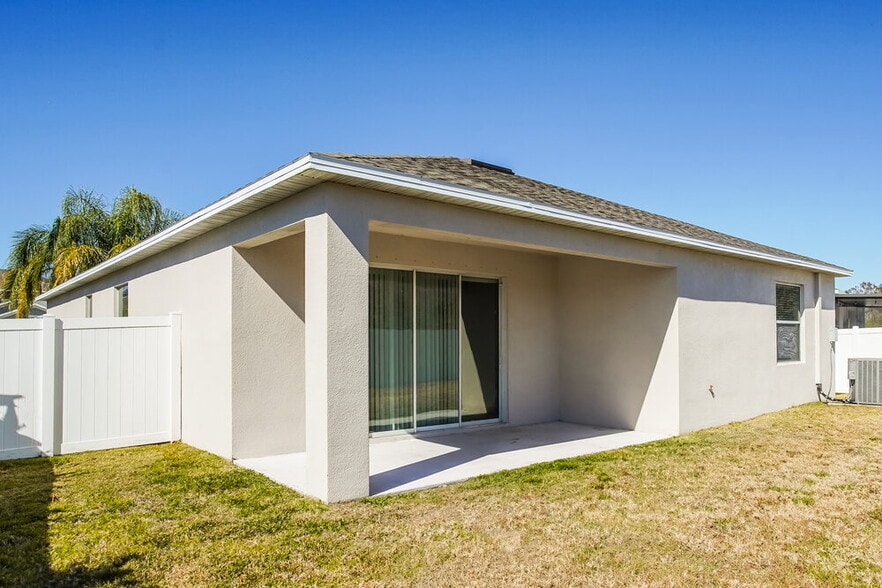 Building Photo - 1309 Oak Pond St