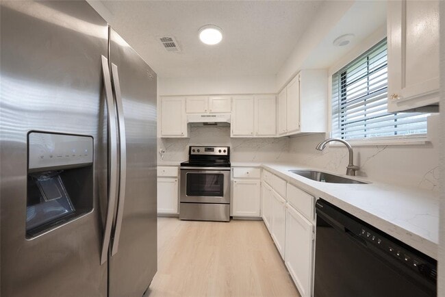 Building Photo - 1702 Ireland Dr