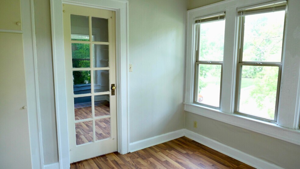 Bedroom w/ glass door - 4901 Washington Blvd