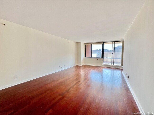 Building Photo - 25 Forest St