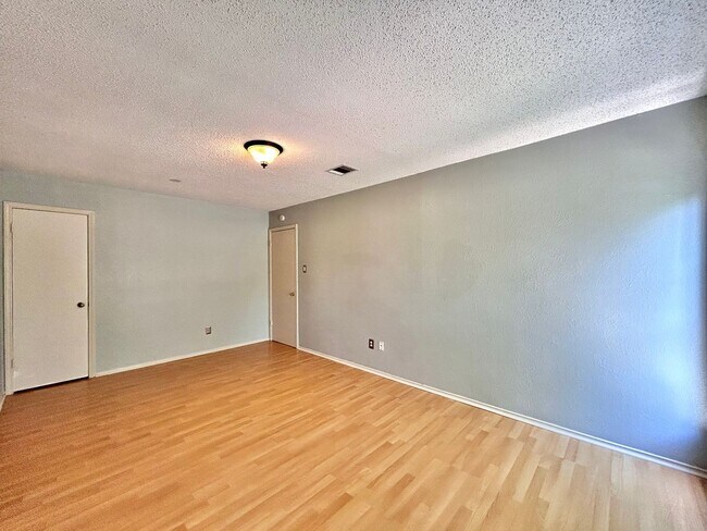 Building Photo - Beautiful and Spacious 3 BR / 2.5 BA Home ...
