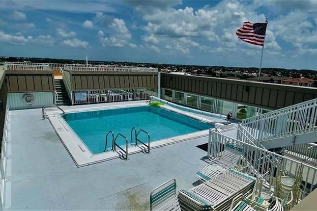 Building Photo - 1500 Park Beach Cir