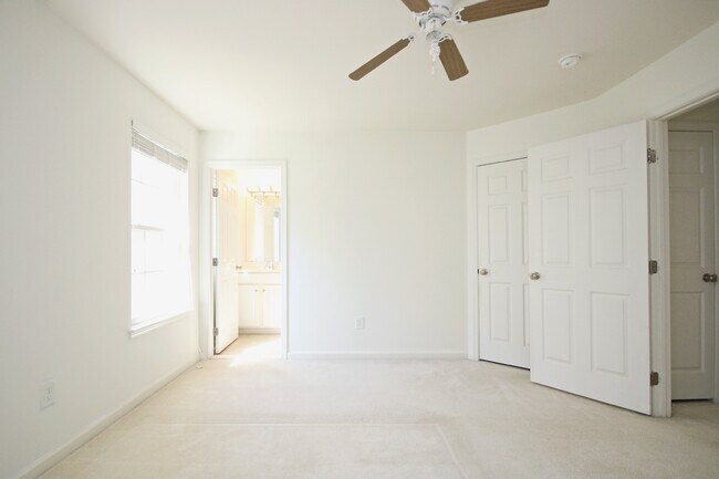 Building Photo - Pet-Friendly Pavilions at Pantops Townhome