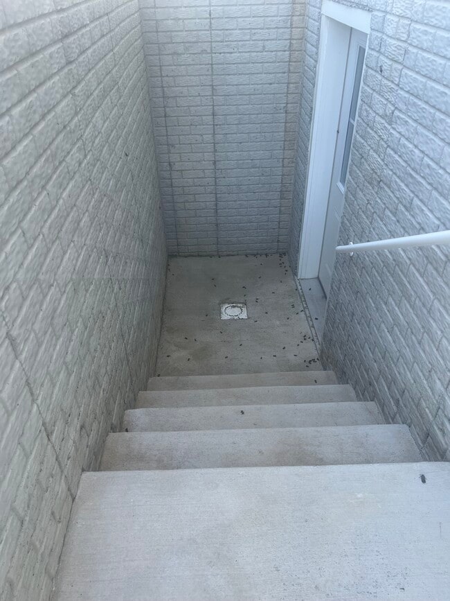 Private entrance - 225 Lahaye Dr