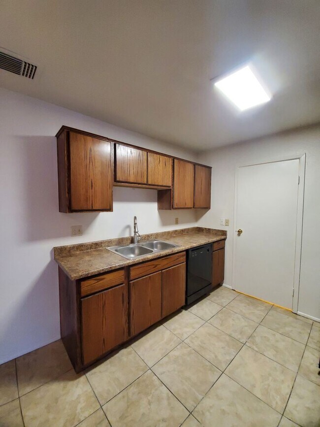Building Photo - Shadow Mountain 2 Bedroom 2 Bath Single-Level Townhome with Fireplace & Pool