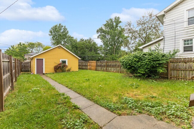 Building Photo - Charming 3-Bed Dutch Colonial with Modern Updates & Massive Yard – Minutes from German Village!
