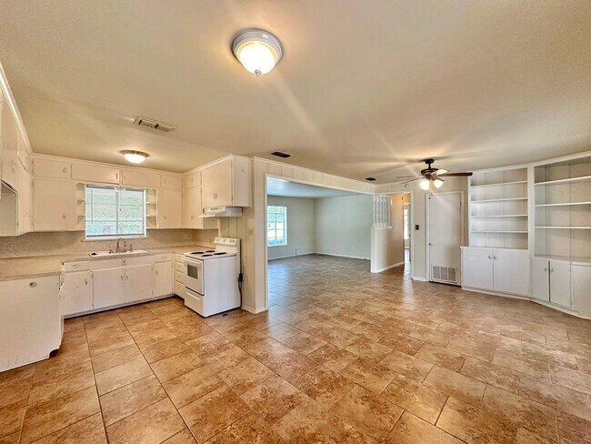 Building Photo - Spacious 3 bedroom 2 bathroom home in Tyler!