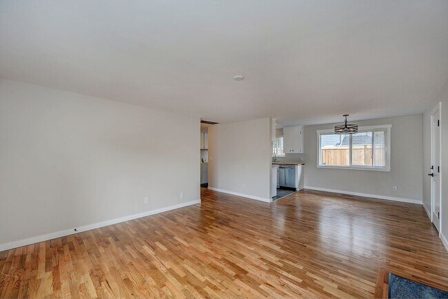 Building Photo - East Lynnwood Three Bed, 1 1/2 Bath Rambler