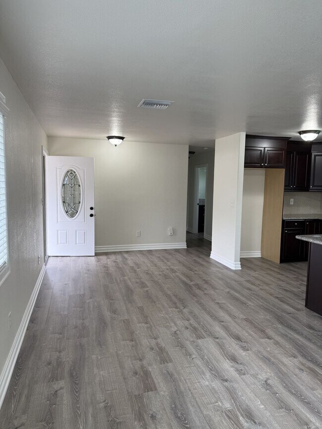 Building Photo - MOVE IN READY