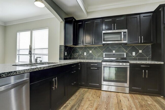 Building Photo - Gorgeous Contemporary Three Bedroom!