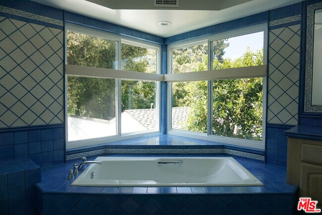 Building Photo - 221 N Bowling Green Way