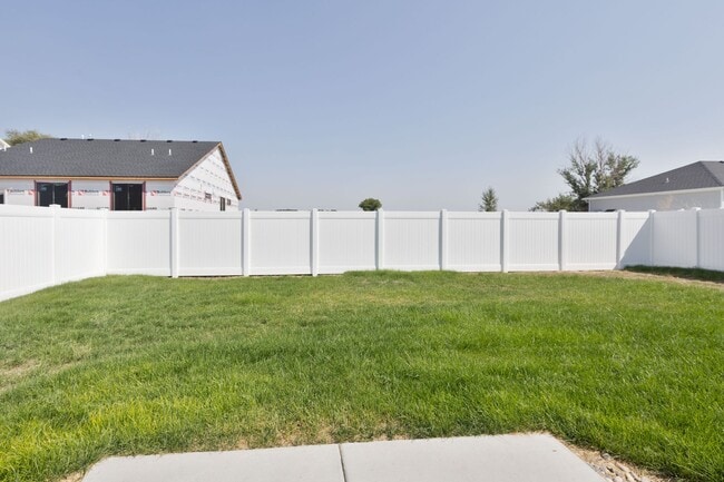 Building Photo - DARLING 3 BED 2 BATH HOME WITH XL 2-ASTALL...