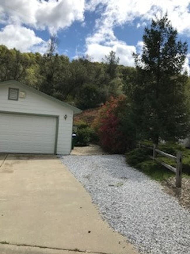 Building Photo - 18483 Vista Dr