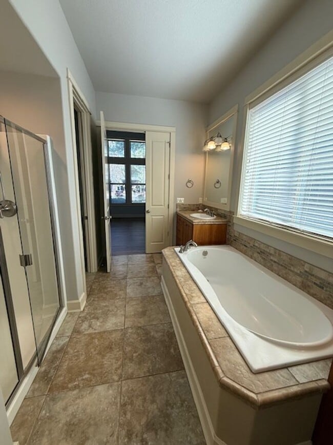 Building Photo - Stunning 4-Bedroom Aspen Rim Home in Bend!