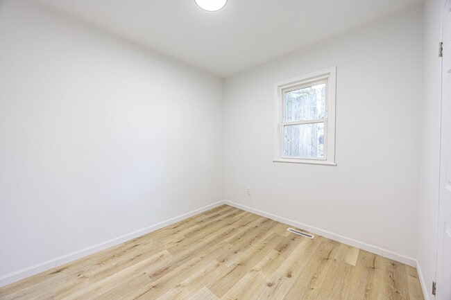 Building Photo - Newly Renovated 5 Bd/2 Bath Home in New Kensington