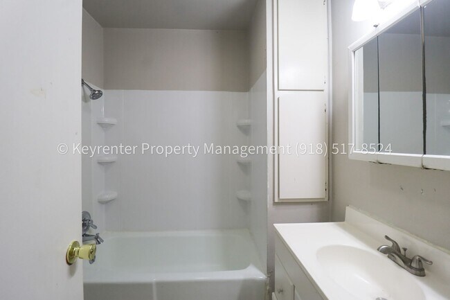 Building Photo - 2144 N Garrison Pl