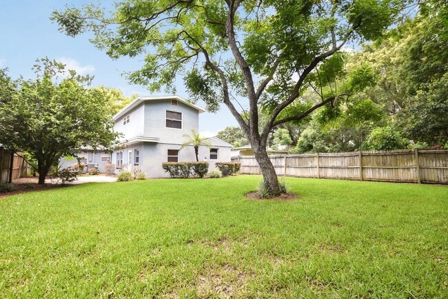 Building Photo - Charming 4/2 Colonial Town North Home with...