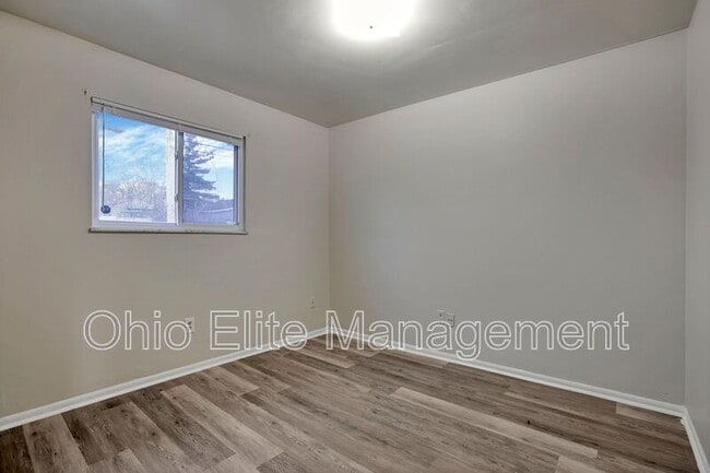 Building Photo - 2460 Hiawatha St