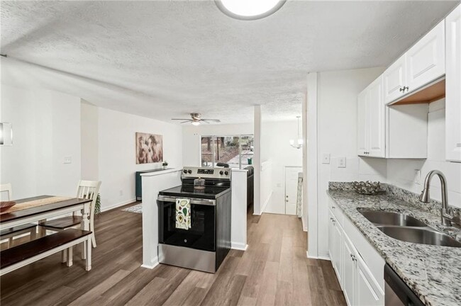 Building Photo - 4042 Sweetbriar Ln