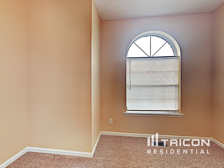 Building Photo - 113 Carriage Oaks Dr