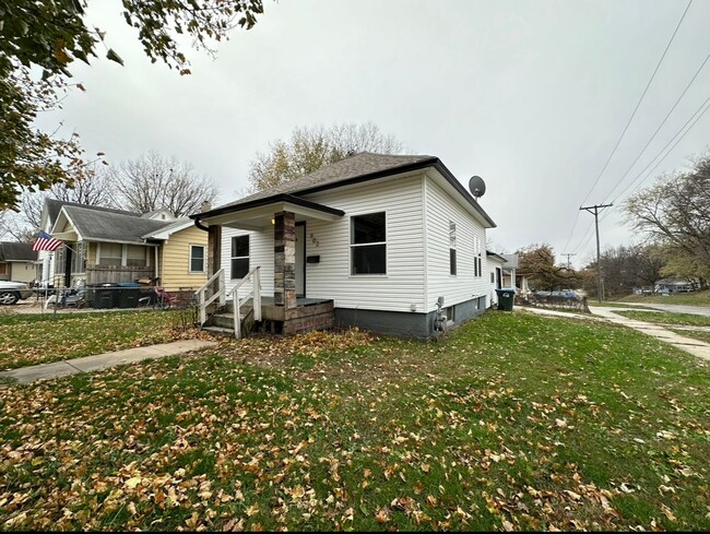 Primary Photo - * LEASE SPECIAL* Updated 2+ bedroom house ...