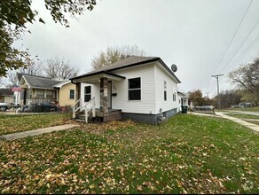 Building Photo - * LEASE SPECIAL* Updated 2+ bedroom house ...