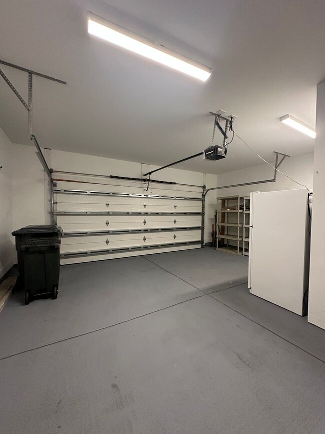 Building Photo - Gorgeous newer 2-Story, 4 bedroom Home in South Walton County