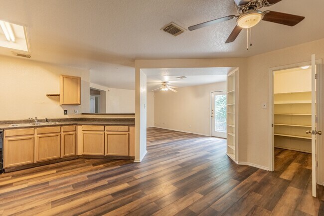 Building Photo - 7910 Lattimer Pond