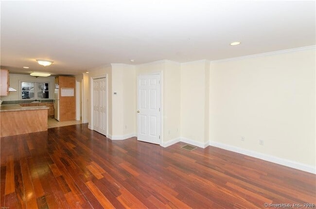 Building Photo - 527 W Thames St