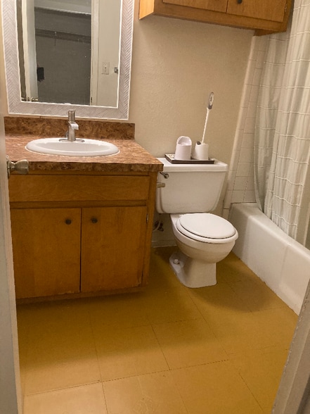 Building Photo - 909 W 23rd St