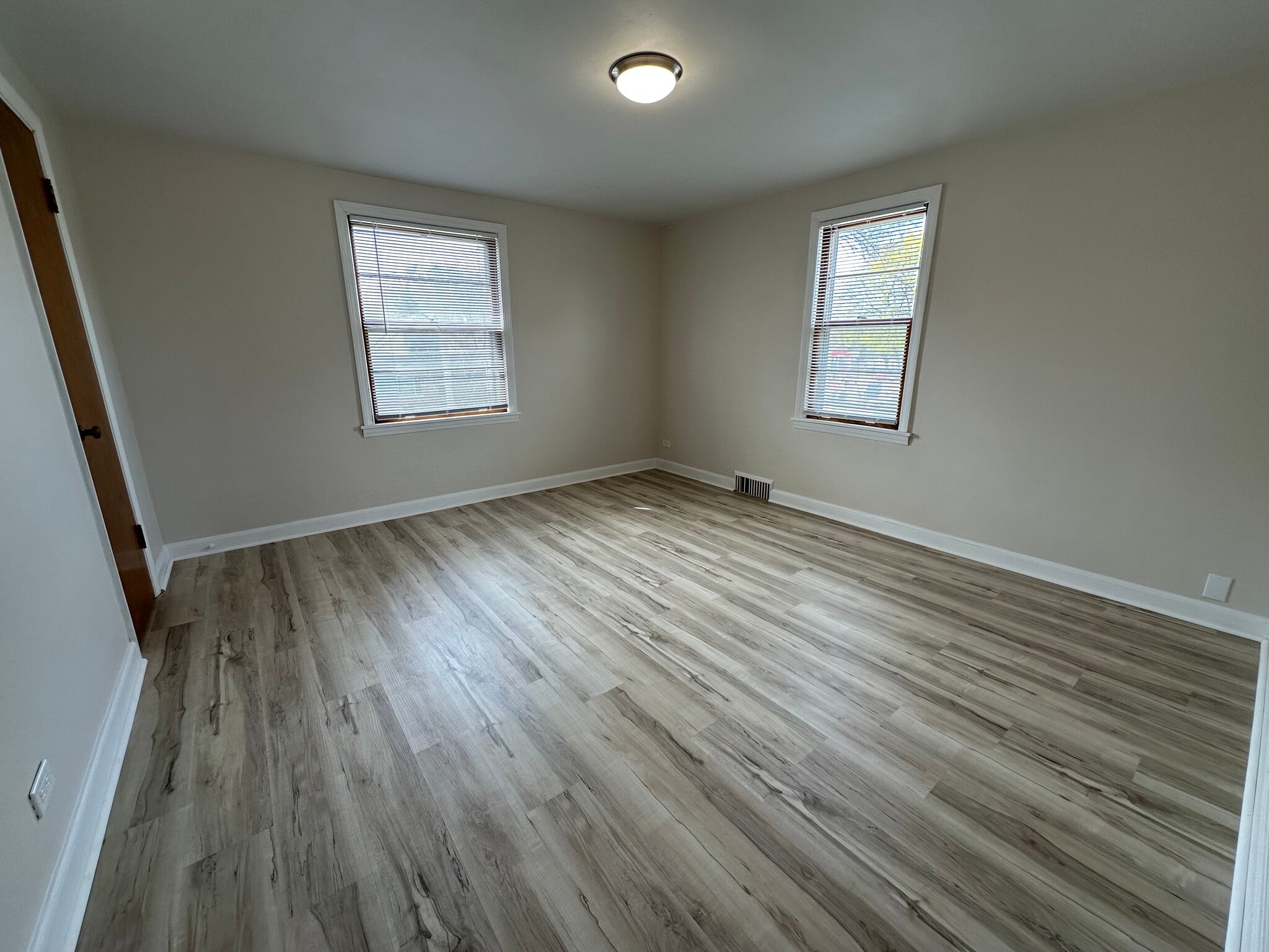 Building Photo - 3138 S Clement Ave