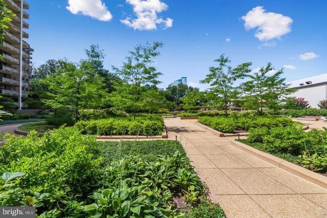 Building Photo - 1800 Old Meadow Rd