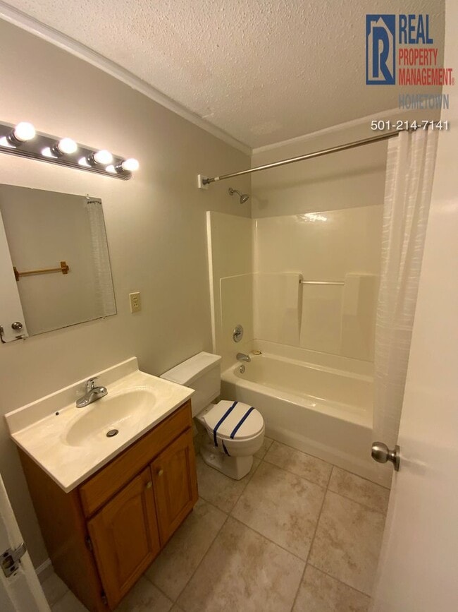 Building Photo - 711 W 54th St