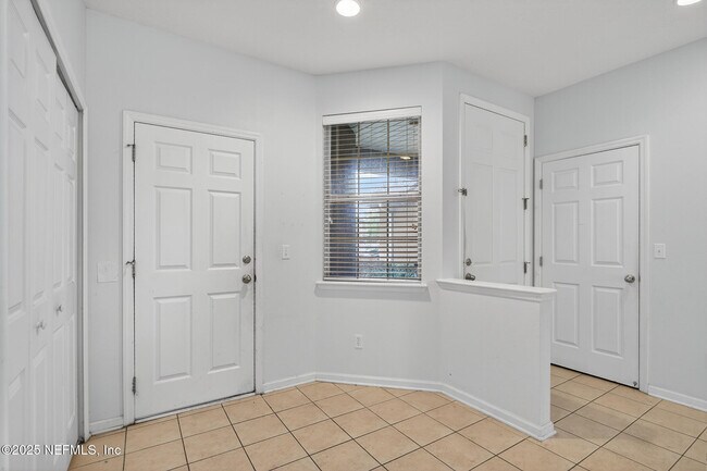 Building Photo - 3880 Buckthorne Dr