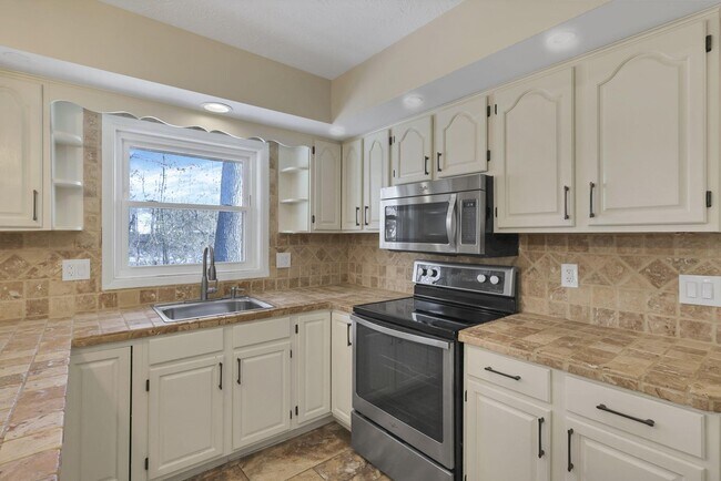 Building Photo - 2844 Wildwood Rd