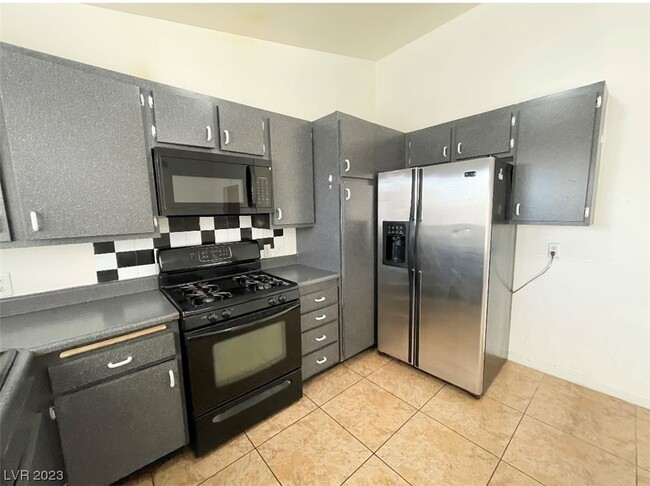 Building Photo - 6225 Vista Verde N
