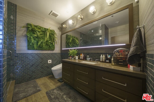 Building Photo - 1100 S Hope St