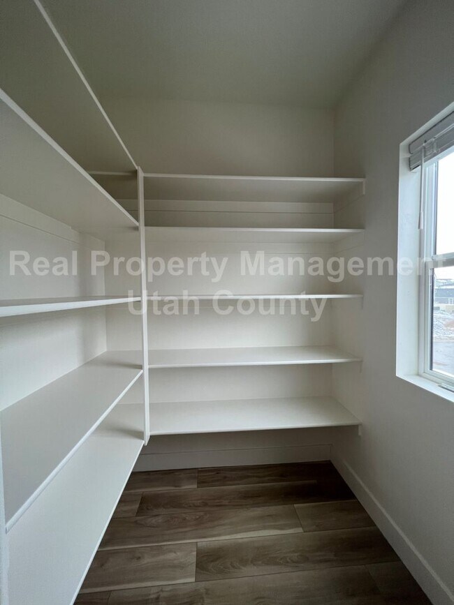 Building Photo - Newer American Fork Townhouse