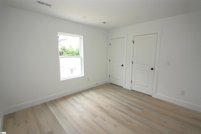 Building Photo - 404 Sierra Rd