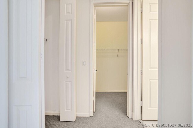 Building Photo - 606 W Circle Dr