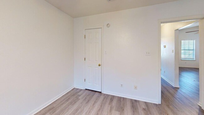 Building Photo - 204 W Truman Ave