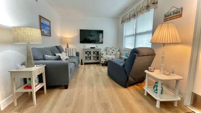 Building Photo - Available MAY - DEC 2026 Fully Furnished Turn Key 2 BR 2 BA inc Utilities Heart of Downtown Vero!...