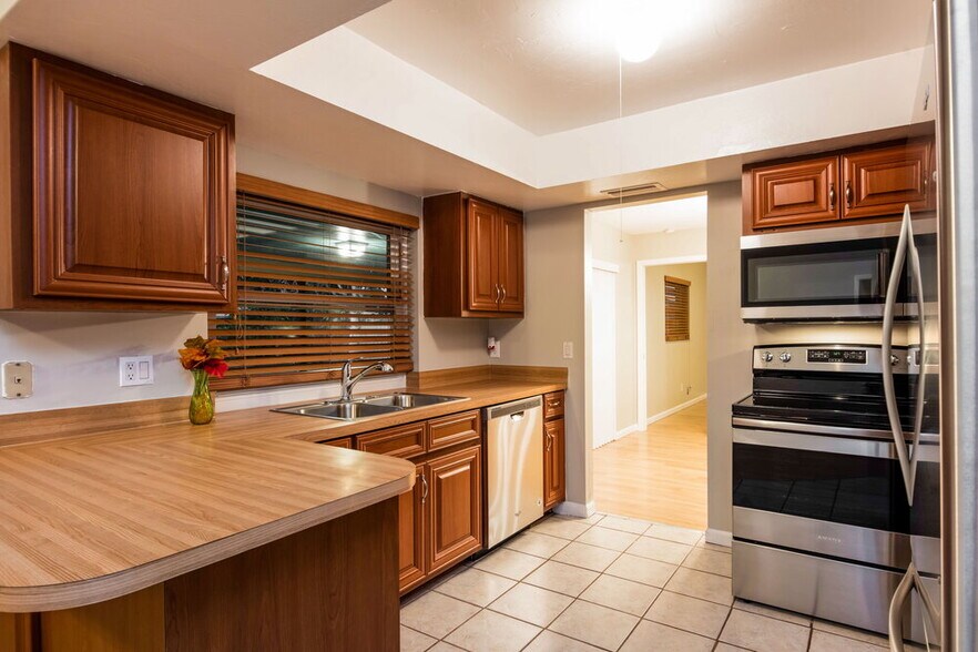 Building Photo - 923 SE 19th St