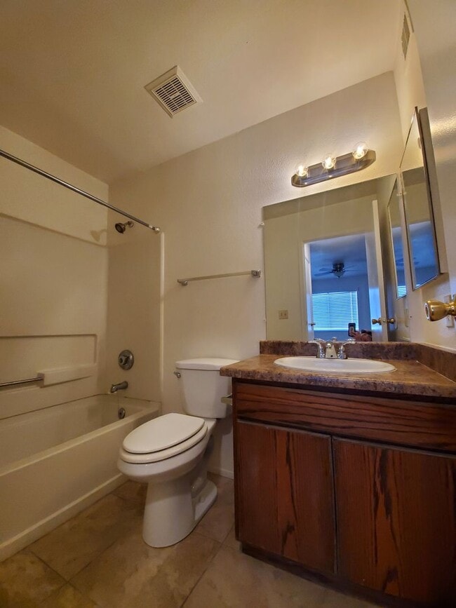 Building Photo - 2 Bedroom 2 Bath - 1 story Townhome - Shadow Mountain