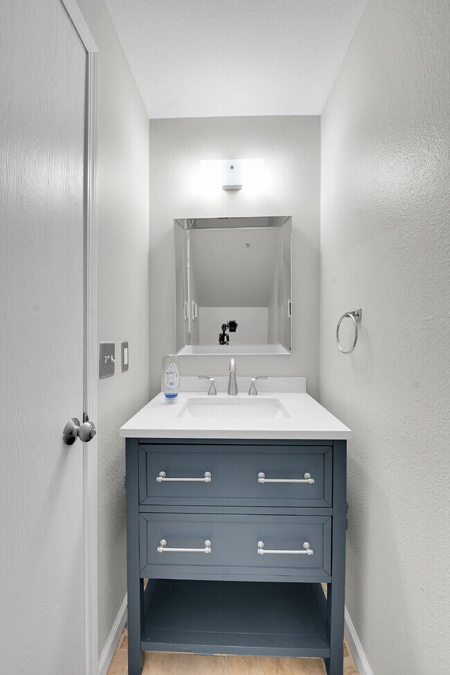 Building Photo - $2,295.95, 2-bed, 2.5 bath, located in Lakewood