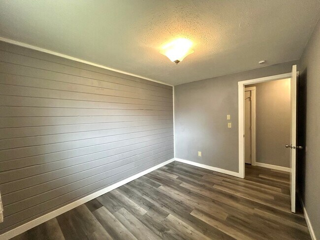 Building Photo - Charming 4 Bedroom Home with Fully Fenced Yard