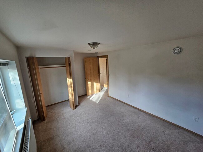 Building Photo - 1050 Deere St