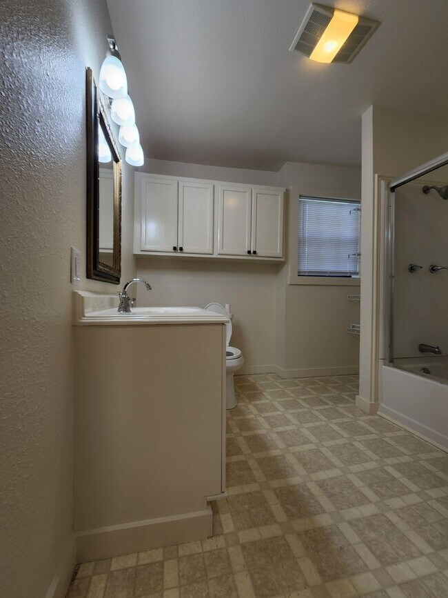 Building Photo - 1827 S Fredonia St