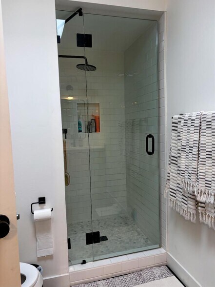 Building Photo - 132 W Alamar Ave